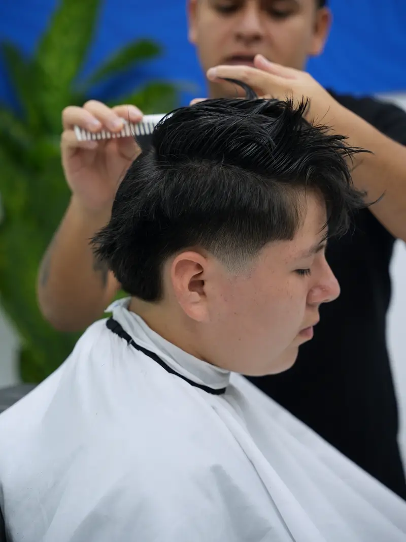 Corte de cabello masculino en barbería de lujo en Lince, Lima